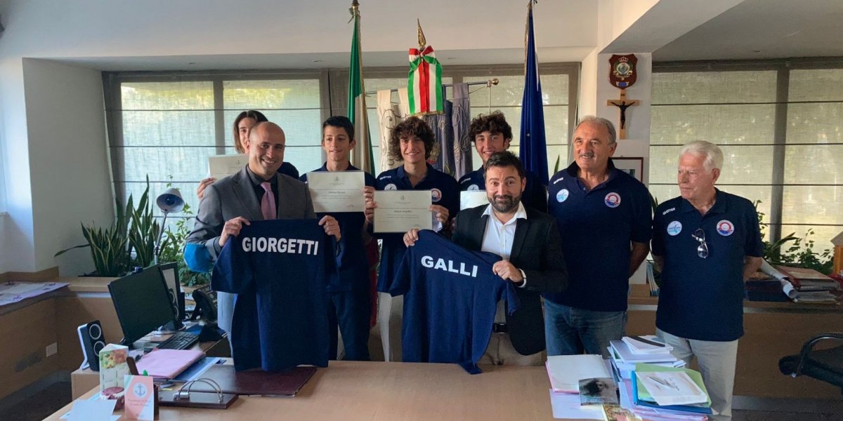 QUATTRO GIOVANI ASSI DEL BEACH VOLLEY ACCOLTI IN COMUNE