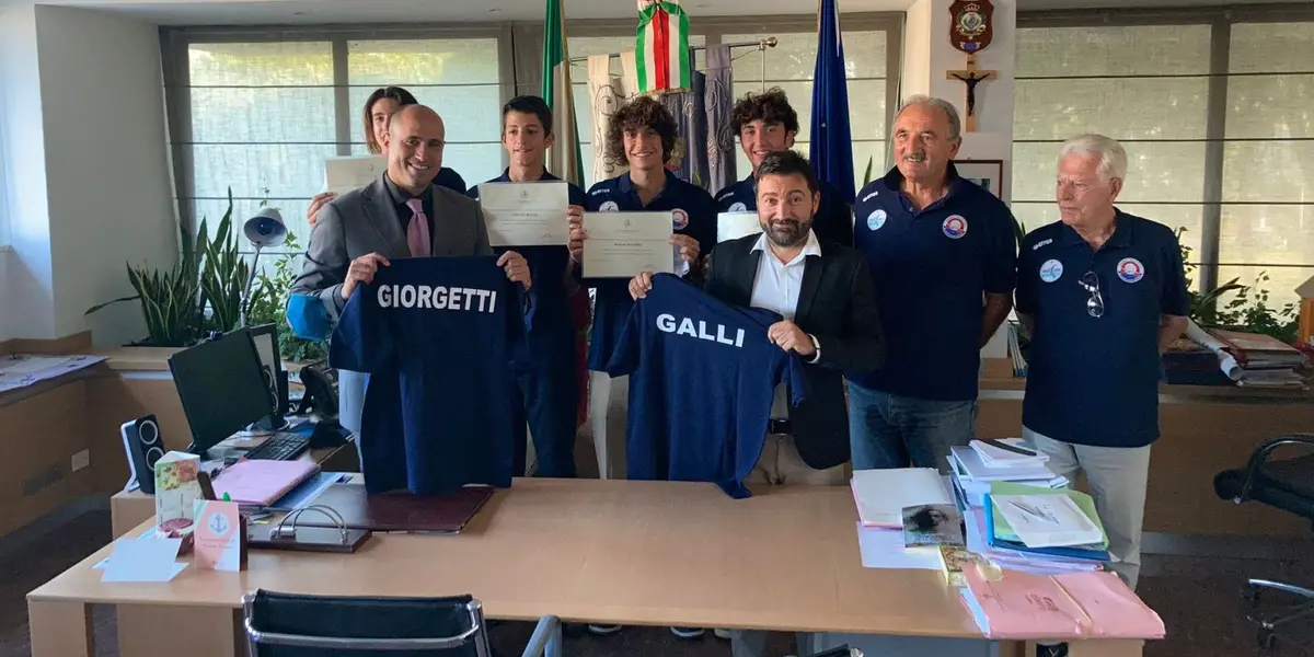 QUATTRO GIOVANI ASSI DEL BEACH VOLLEY ACCOLTI IN COMUNE